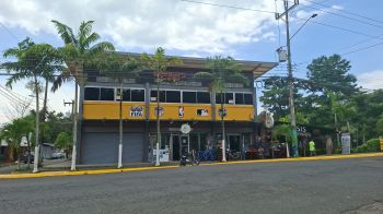 Frente a calle principal