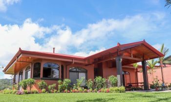Venta de Casa Con Vista Panorámica y Terreno de 2.033 m² en San Vito, Coto Brus,