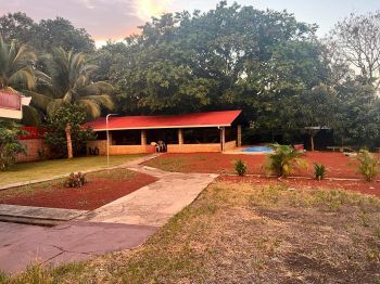 Beautiful Property And House For Sale in Muelle de San Carlos.