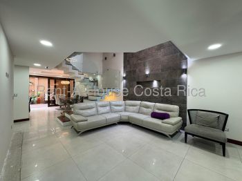 Casa 3+ Plantas en alquiler en Pozos, Santa Ana, San José, Costa Rica — foto 2