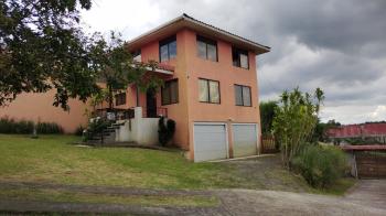 Bella Propiedad Con 3 Casas y Apartamento en Heredia