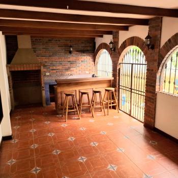 Area de bar con chimenea
