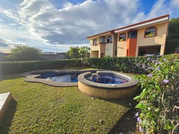 Se Vende Casa Colonial Moderna Con Oficina Independiente y Ubicacion Estrategica