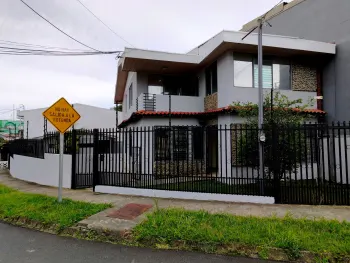 Linda Casa en Venta Con Excelente Ubicación,amplios Espacios. Área Verde,cochera